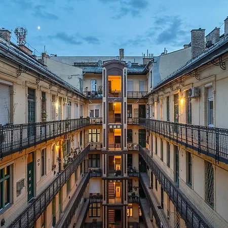 3 Bedroom Classical With A Modern Touch 2unit Appartement