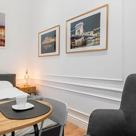 Apartament 3 Bedroom Classical With A Modern Touch 2unit Budapesta