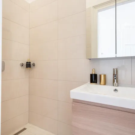 3 Bedroom Classical With A Modern Touch 2unit Apartament