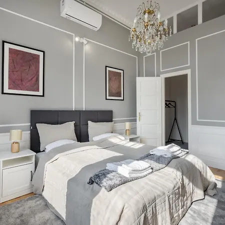 Apartament 3 Bedroom Classical With A Modern Touch 2unit