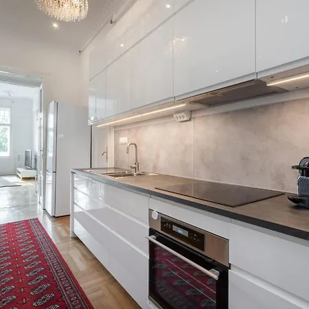 Apartament 3 Bedroom Classical With A Modern Touch 2unit