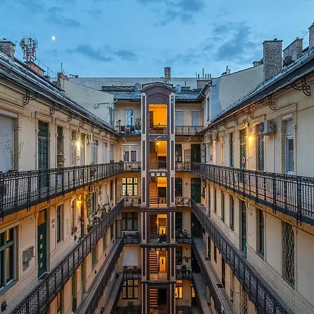 3 Bedroom Classical With A Modern Touch 2unit Apartament