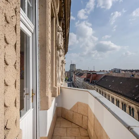 Apartmán 3 Bedroom Classical With A Modern Touch 2unit *