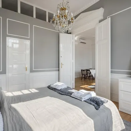 3 Bedroom Classical With A Modern Touch 2unit Apartment *